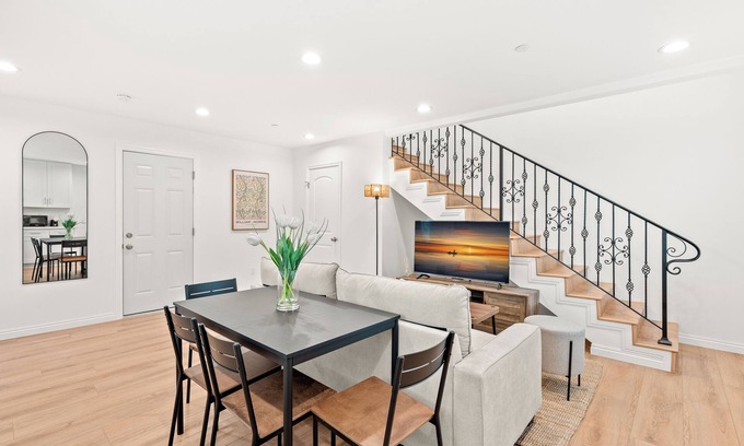 Alhambra Maison | 2 Floor, 3-bedroom house in awesome Alhambra w/AC, WIFI and Garage Parking