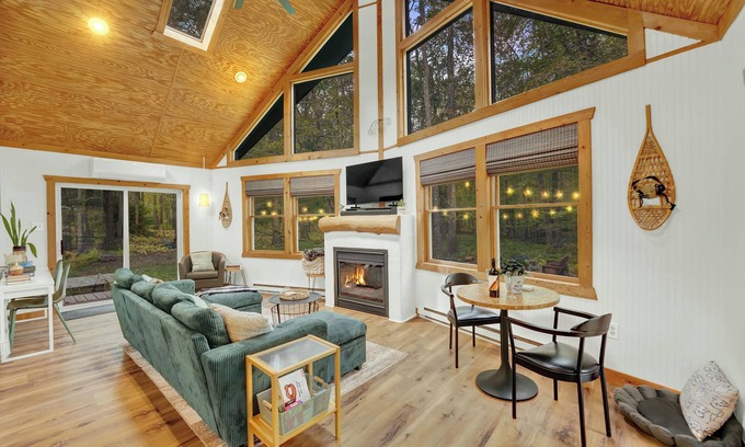 Locust Lake Village Chalet De Ski | 2 Full Baths, Fireplace, Steps to Lake, In Woods