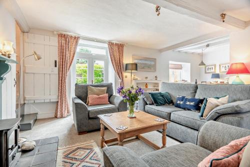 Weybourne Maison | 2 Hammond Square