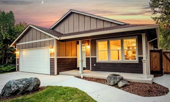 South Hill Maison | 2 homes for the price of 1! 3BR/2BA Rambler & Tiny Home in backyard