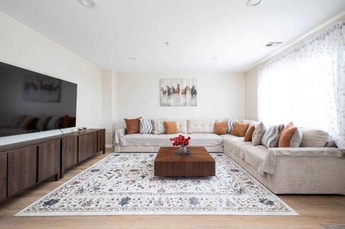 Paradise Hills Maison | 2 homes Central Villa