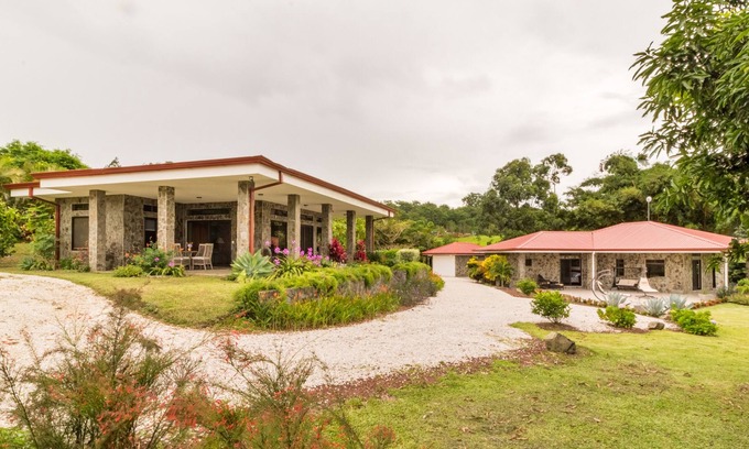 Tronadora Maison | Stunning Lake, Volcano, Mountainside Views with Chef's Kitchen!