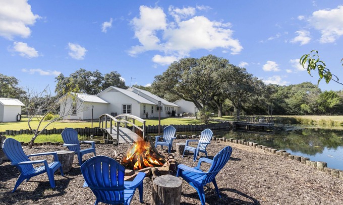 Columbus Autre | 2 houses/5+bedrooms! Party Barn with games! Stocked Pond! On 5 acers-Sleeps 18