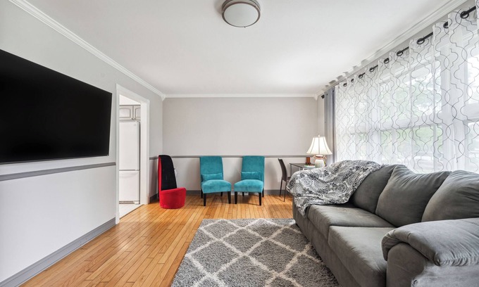 Elmhurst Maison | 2 King Bdrms and 1 Queen Bdrm! 20 minutes to O'Hare Airport! Parks and Shopping!