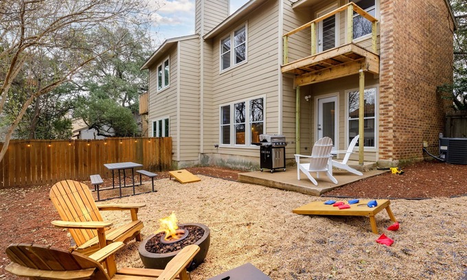 South Lamar Maison | 2 King Beds -Close to Downtown - Private Backyard