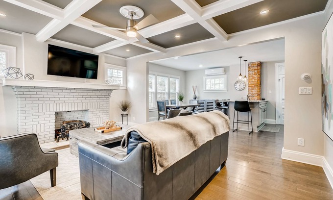 Clintonville Maison | Grande ouverture rénovée 2 KIngs / Sleeps 4 | Obtenez partout à Columbus rapidement!