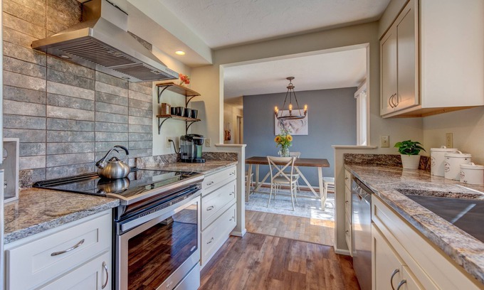 Harlow Maison | 😔🌿2 King Beds Fenced backyard 4 Miles—>Autzen🏈 2 Patios Prof. Cleaned Ping pong🏓