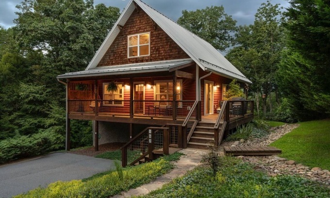 Horse Shoe Cabine | 2 King Beds / Mtn. Views / Clean, Well Stocked Home Ready to Host your Getaway