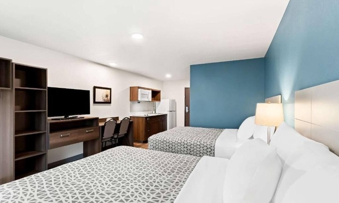 Dupont Hôtel | 2 Kitchen-Equipped Units in Commerce City – 15 Min to Central Denver Attractions