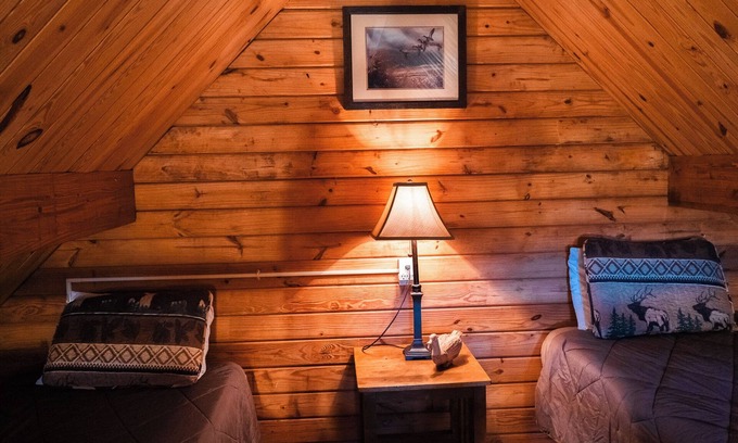 Hattieville Cabine | 2 Lakeside : Charming 2-bedroom cabin with AC, WiFi in welcoming Solgohachia
