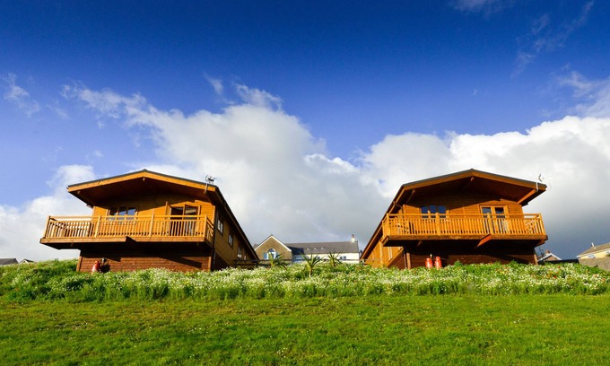 Bridgend Maison | 2 Log cabins with stunning views, ideal location near Cardiff, South Wales