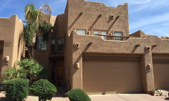 Red Mountain Ranch Maison | 2 master suites plus kitchenette in upper level of our townhome