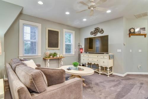 Oak Grove Maison | 2 Mi to Bay Park Charming Milwaukie Getaway