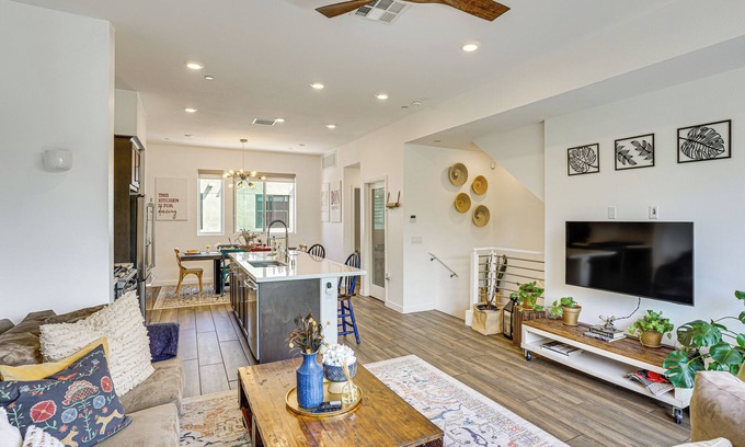 Central San Pedro Maison | 2 Mi to Beach: Luxe LA-Area Townhome w/Balcony