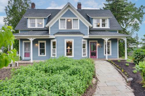 Chardon Maison | 2 Mi to Chardon Square Spacious Farmhouse