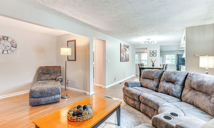 Lansing Appartement | ~ 2 Mi to Downtown: Bright Apt in Lansing!
