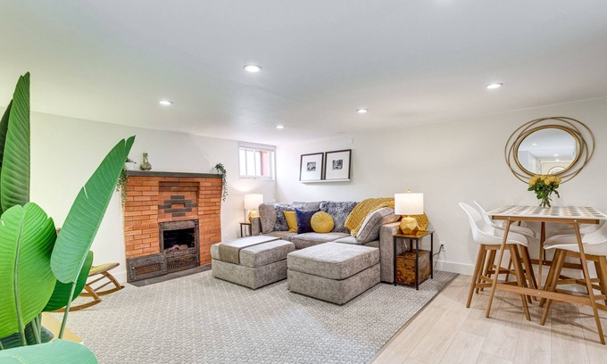 City Park Appartement | 2 Mi to Downtown Denver: Stylish Gem w/ Fireplace!