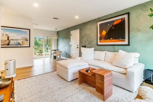 Rosewood Maison | 2 Mi to Dtwn Austin Getaway with Natural Pool