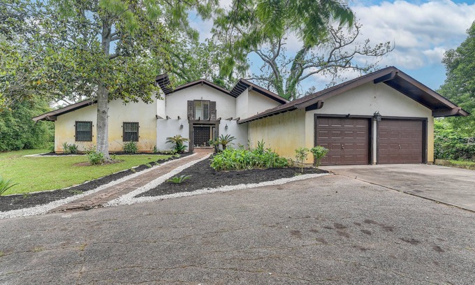 Bailey's Prairie Maison | 2 Mi to Dtwn: Spacious Angleton Home w/Courtyard!