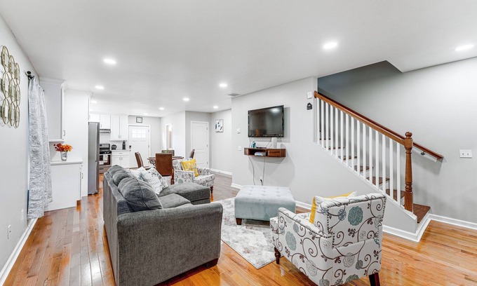 Bridgeport Maison | 2 Mi to Dtwn: Well-Appointed Bridgeport Duplex!
