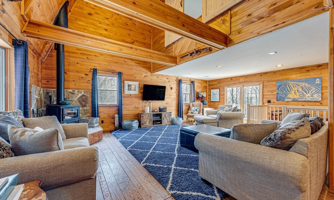 Union Dale Cabine | 2 Mi to Elk Mountain: Poconos Escape on 11 Acres!
