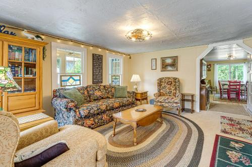 Fayetteville Maison | 2 Mi to Hiking Trails Cozy Fayetteville Cottage!