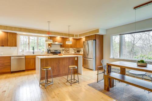 Town of White Creek Maison | 2 Mi to Hoosic River The Moss House with Deck!