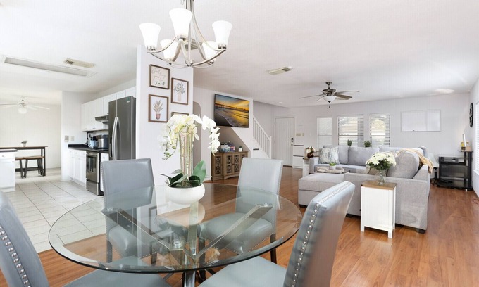 Wetmore Maison | 2 Mi to La Cantera, Six Flags, the RIM - Entire Home