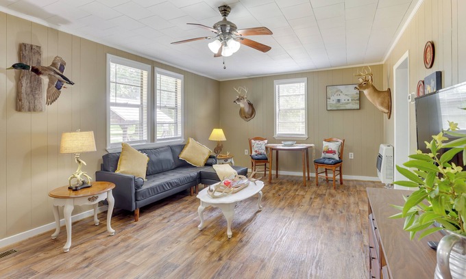 Lineville Cottage | 2 Mi to Lake: Lineville Farmhouse w/ Fire Pit
