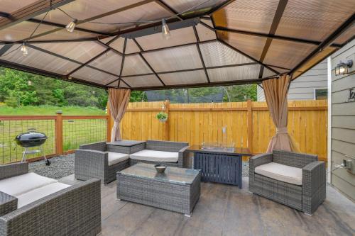 Port Angeles Maison | 2 Mi to Olympic National Park Hot Tub Haven!