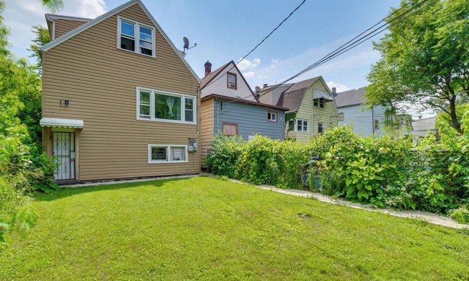 South Chicago Appartement | 2 Mi to Rainbow Beach Park: South Side Charmer!