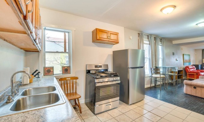 Back of the Yards Maison | 2 Mi to Red Line: Chicago Home Near Sherman Park