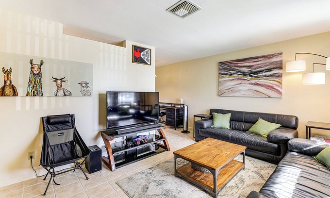 Riviera Beach Maison | 2 Mi to Shore: Riviera Beach Retreat w/ Yard