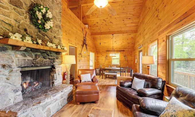 Charter Hills Cabine | 2 Mi to Skiing: Blue Ridge Mtn Cabin w/ Hot Tub!