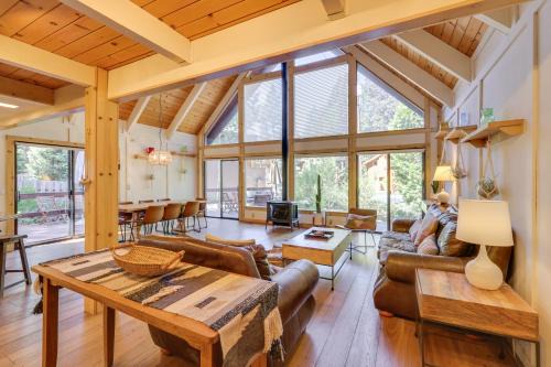 Lake Forest Maison | 2 Mi to Skylandia Beach Tahoe City Home with Deck