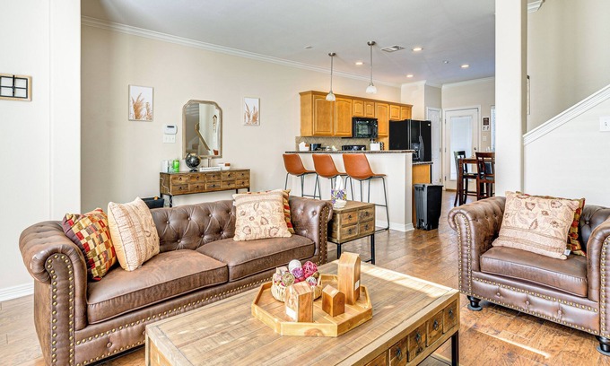 College Station Maison | 2 Mi to Texas A&M: Unit w/ Pool & Hot Tub Access