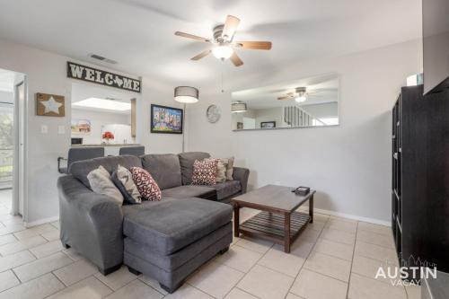 South Lamar Appartement | 2 Miles to DT Updated Pet-Friendly Home for Four