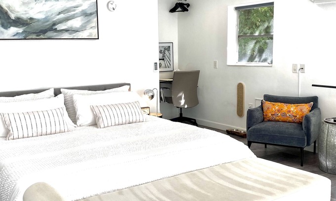 Poiciana Park II Appartement | 2 Miles To The Beach! Bright & Spacious King Studio on 1/2 Acre