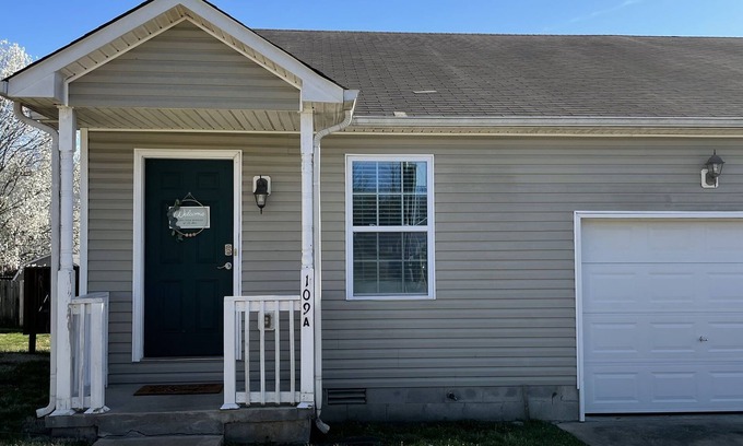 Clarksville Appartement | 2 min from Fort Campbell, 2Bdrm, cul-de-sac