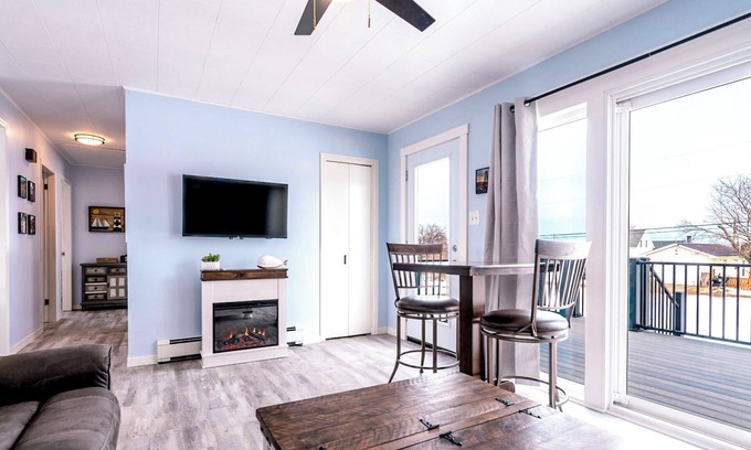 Beach Point Maison | 2 min to the beach. Family-sized house with vies of the water & kayaks,