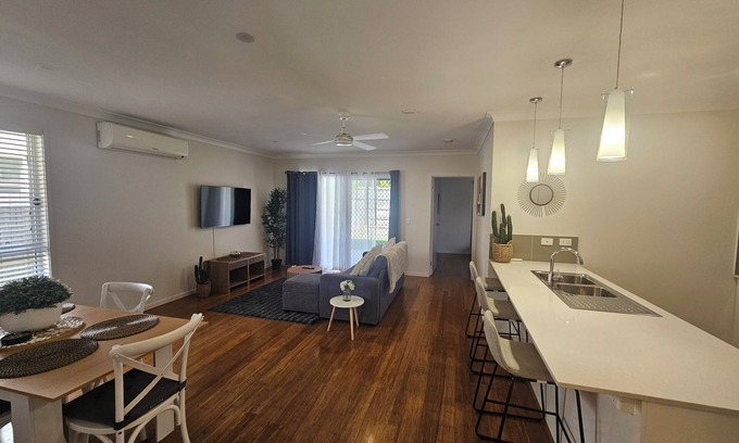 North Lakes Maison | 2 min walk Westfield North Lakes, 711 KFC Adjacent, 45m Train to BNE CBD