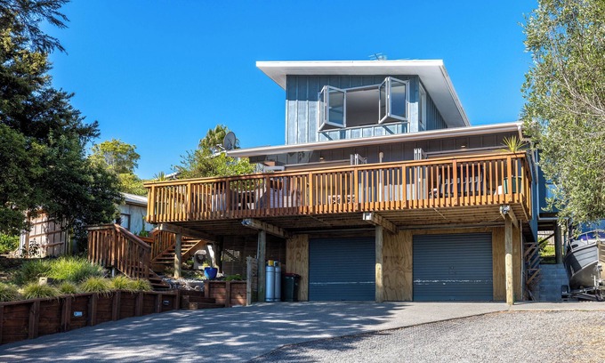 Ostend Maison | 2 minute drive to the beach, 3 minute walk to the pool, spa at the property