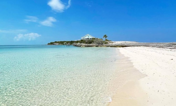 Man O War Cay Maison | 2 Minute walk to a stunning beach on the Atlantic ocean