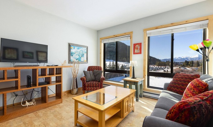 Mountain House Copropriété | 2 Minute Walk to the Lifts/Spacious Studio/Shared Hot Tub
