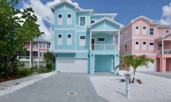 Fort Myers Beach Maison | 2 New Luxury Beach Homes Sleep 20+ Dual Pools & Spas Prime Location Steps to Times Square & Sand