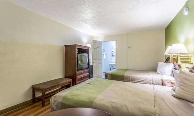 Edgewood Hôtel | 2 Perfect Stopover Rooms Off I-95 w/ Breakfast & Close to Local Restaurants