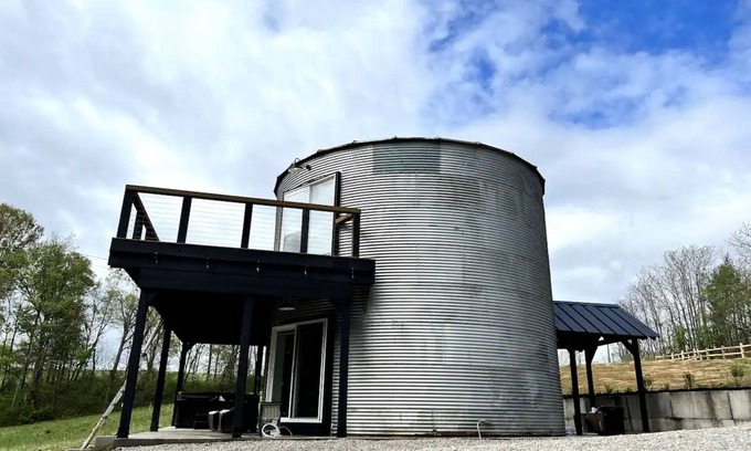 Rockbridge Cabine | 2-Person Grain Silo Getaway in Hocking Hills, Ohio w/ Hot Tub. Dog-friendly!