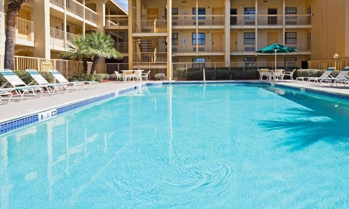 Orlando Maison | 2 Pet-Friendly Rooms | Free Breakfast & Parking | Pool | Close to Orlando Fun