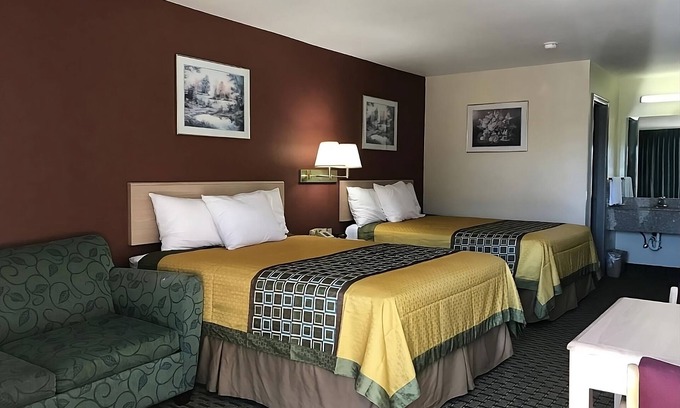 Cabot Station Balnéaire | 2 Pet-friendly Units w/ FREE Breakfast, Pool, Near Cabot Frisbee Golf Park!