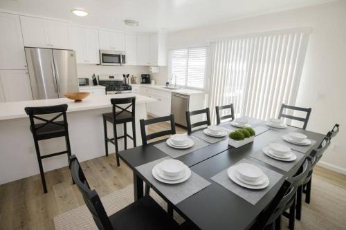 Mira Mesa Maison | 2 private masters, new beds & furniture, sleeps 12